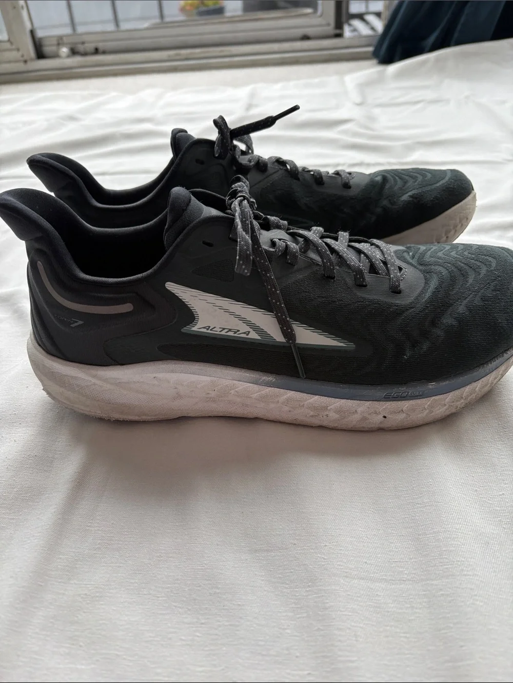 Men’s 11.5. Altra Black and White Road Running Shoes
